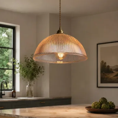 Vintage hanglamp van geribbeld glas met messing accenten