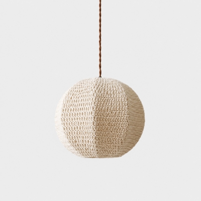 Suspension globe tiss&eacute;e &agrave; la main, couleur ivoire et caramel