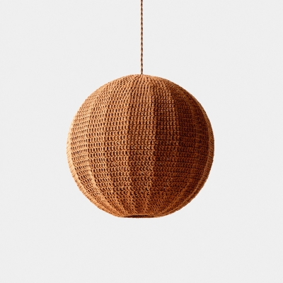 Suspension globe tiss&eacute;e &agrave; la main, couleur ivoire et caramel