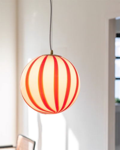 Pendentif c&acirc;bl&eacute; en forme de globe en verre &agrave; rayures rouges