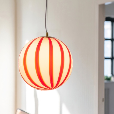 Pendentif c&acirc;bl&eacute; en forme de globe en verre &agrave; rayures rouges