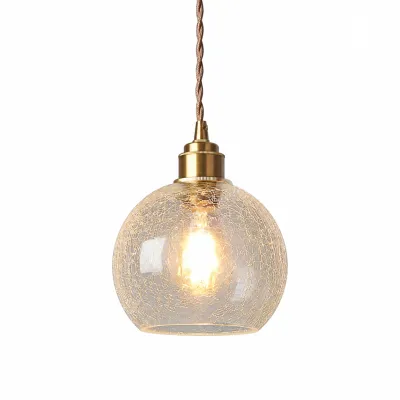 Suspension globe en verre craquel&eacute; avec base en cuivre