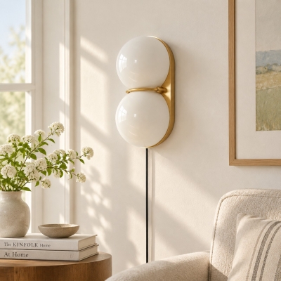 Applique murale &agrave; deux globes en verre avec prise de courant