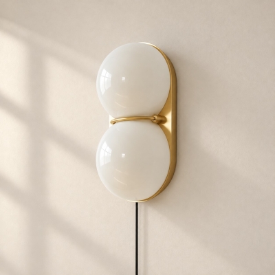 Applique murale &agrave; deux globes en verre avec prise de courant