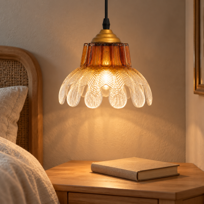 Kleine vintage bloemvormige hanglamp van geribbeld glas met amberkleurige kleurovergang.