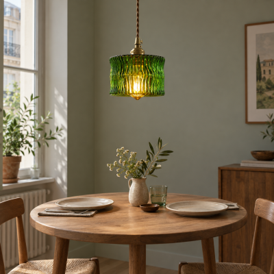 L&aacute;mpara colgante vintage de cristal ondulado con detalles en lat&oacute;n c&aacute;lido.