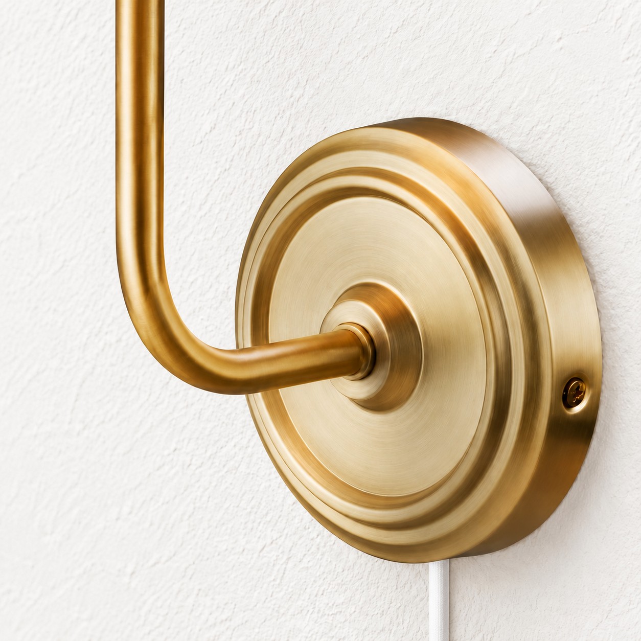 Wandleuchte aus Messing mit Stecker und wei&szlig;em Stoffschirm