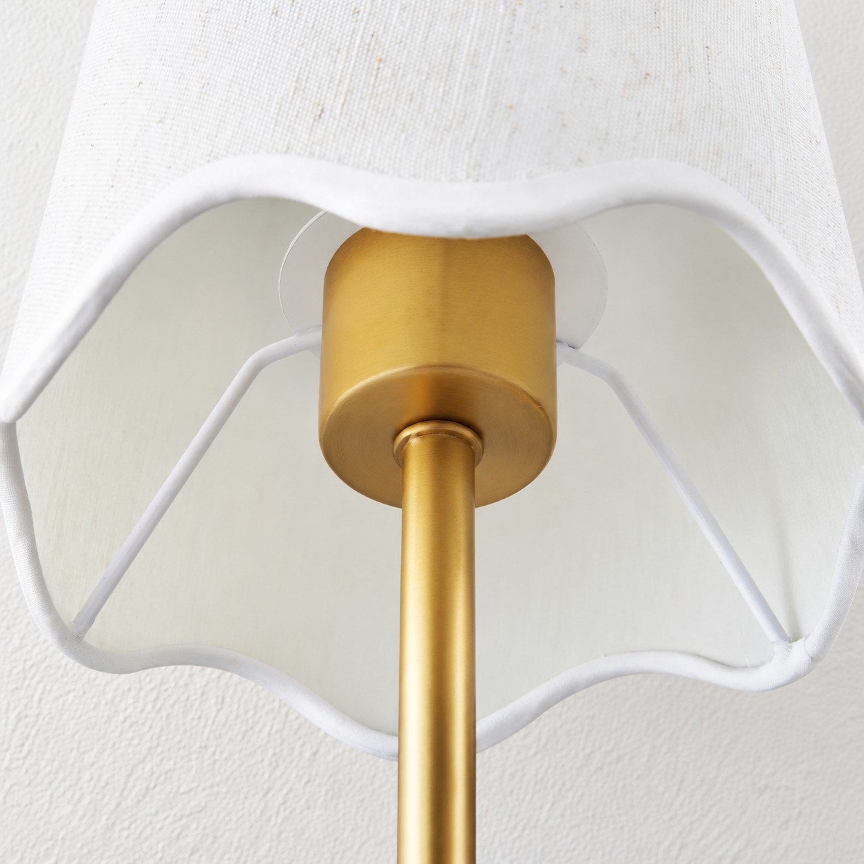 Wandleuchte aus Messing mit Stecker und wei&szlig;em Stoffschirm