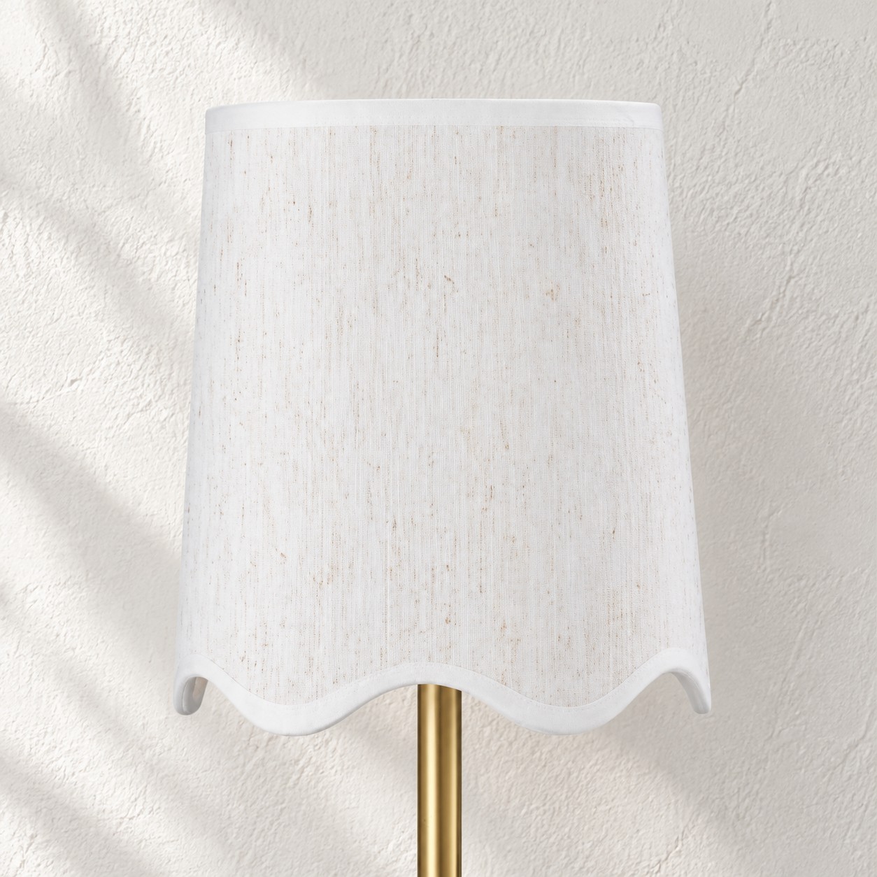 Wandleuchte aus Messing mit Stecker und wei&szlig;em Stoffschirm