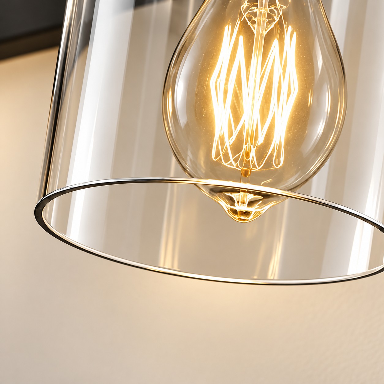 Moderne Badezimmerleuchte aus Metall mit Glasschirmen