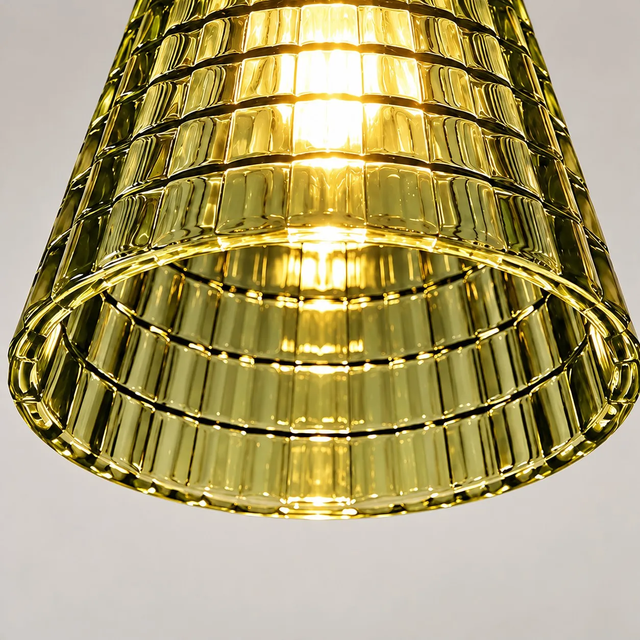 Suspension en laiton nordique et verre color&eacute;