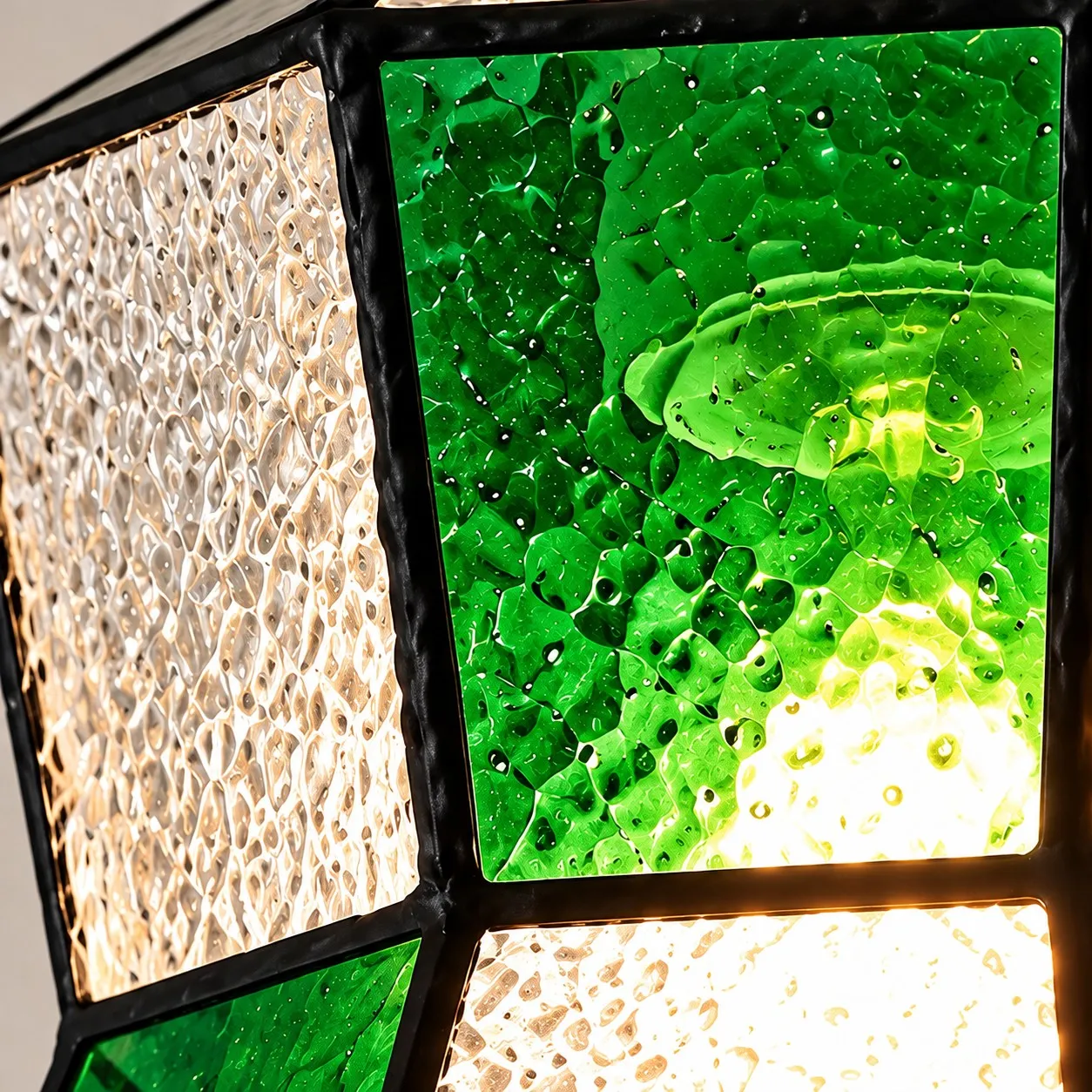 Plafonnier encastr&eacute; en mosa&iuml;que de verre vert vintage
