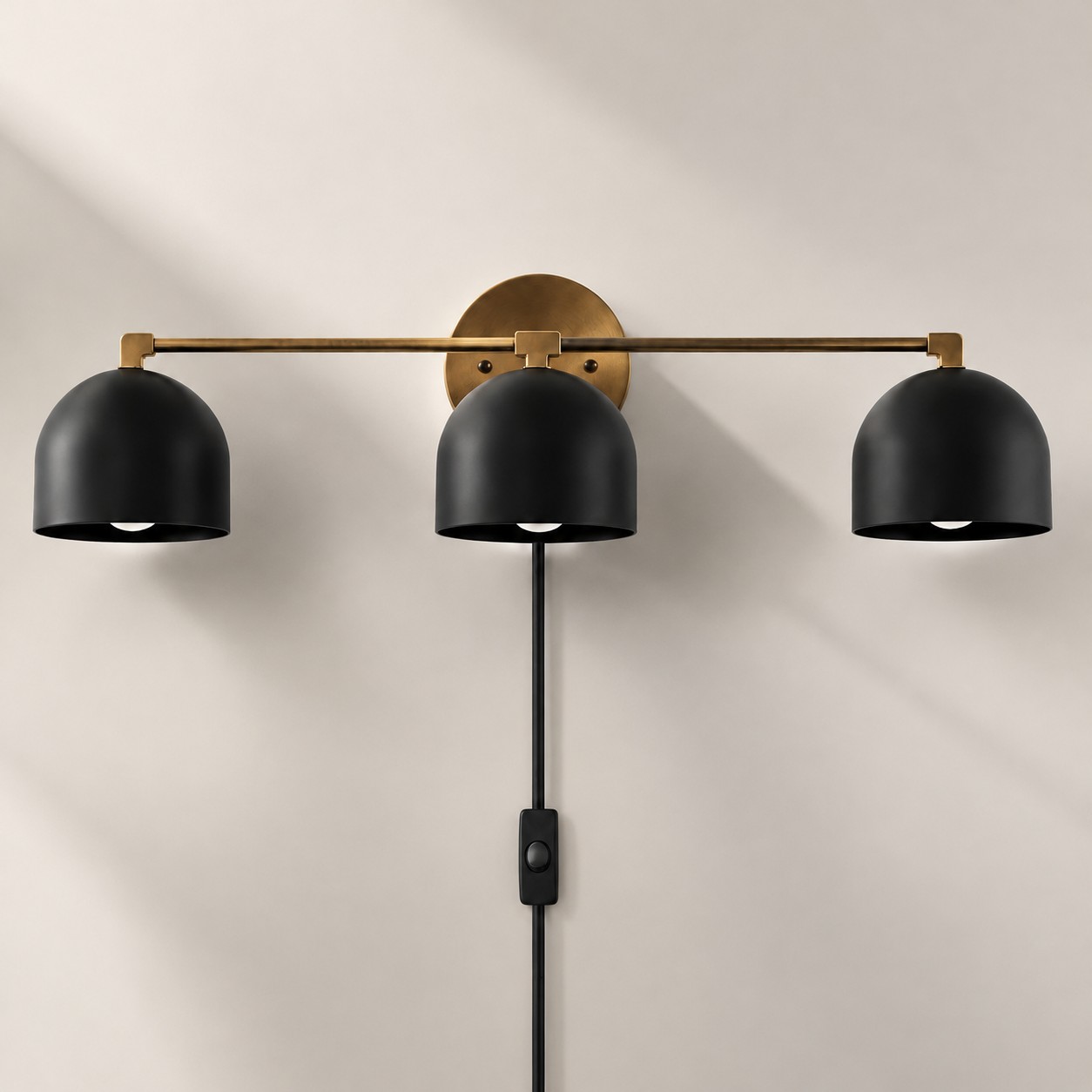 Metio Dome Wandleuchte aus Metall im Mid-Century-Stil mit Stecker