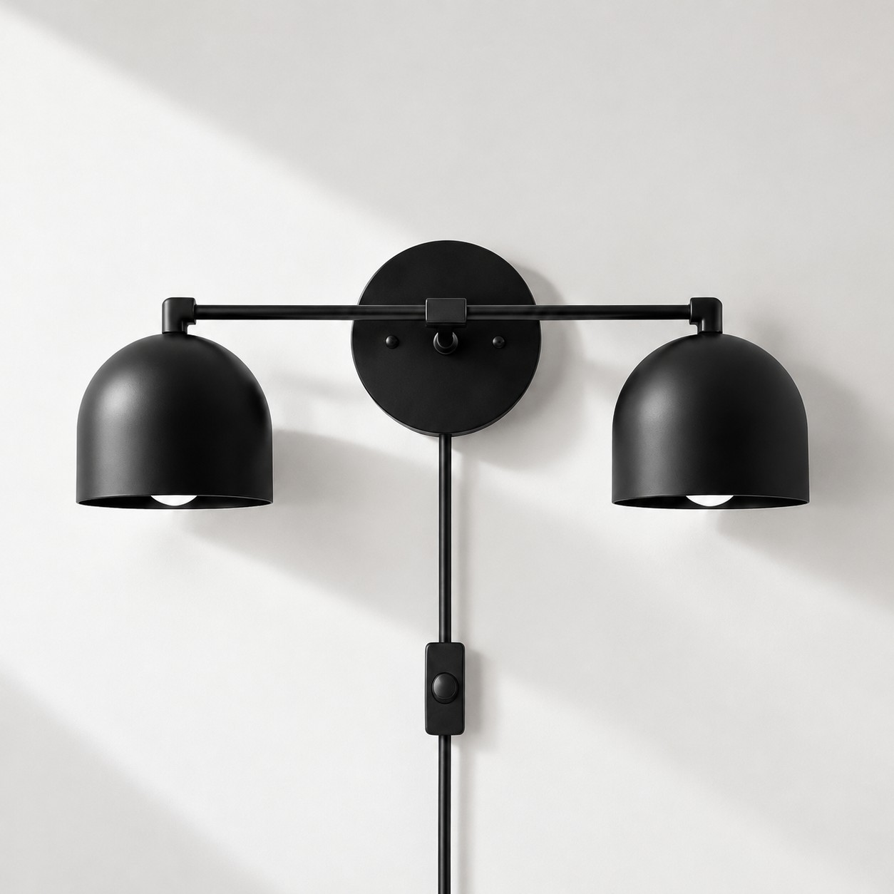 Metio Dome Wandleuchte aus Metall im Mid-Century-Stil mit Stecker