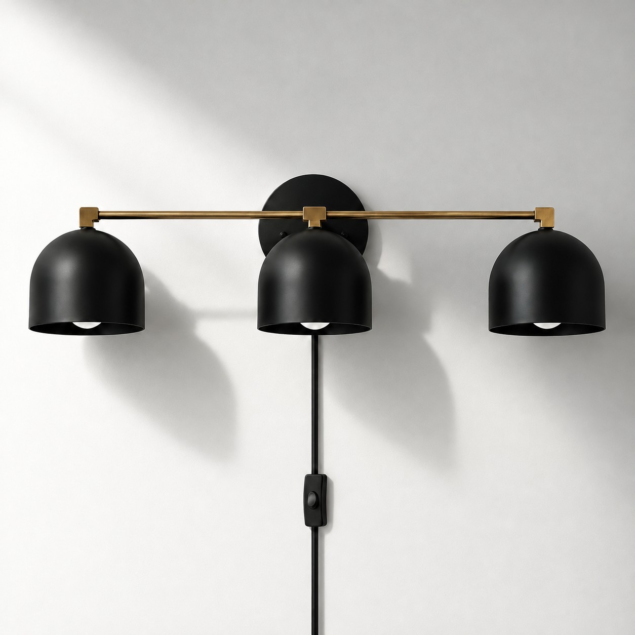 Metio Dome Wandleuchte aus Metall im Mid-Century-Stil mit Stecker