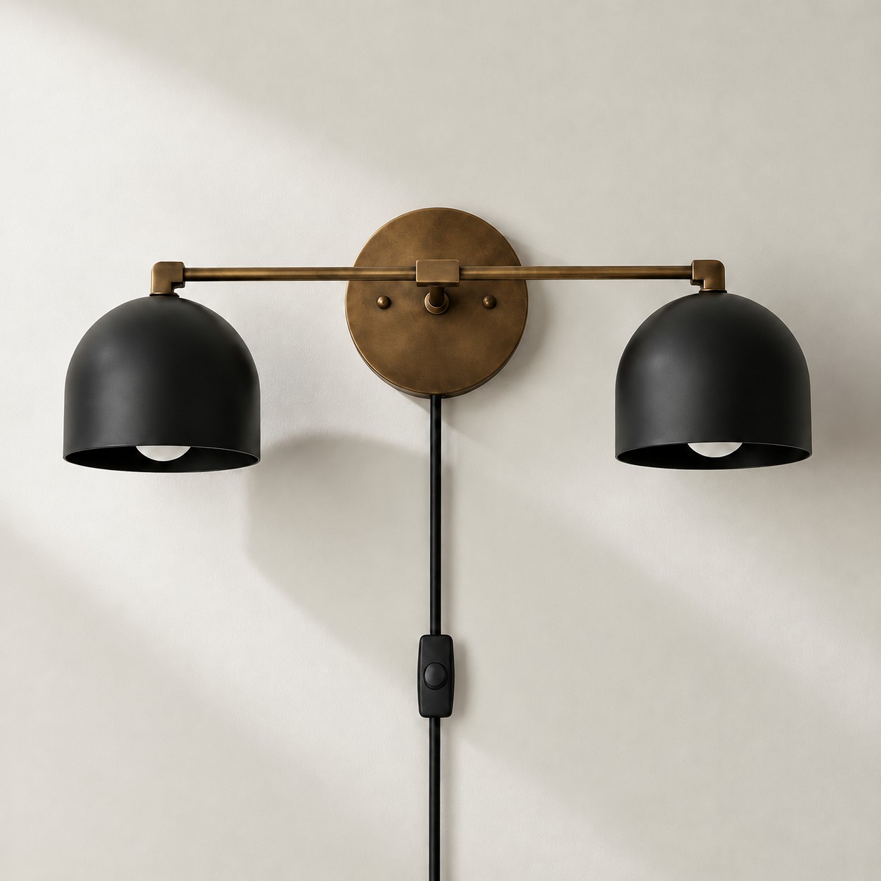 Metio Dome Wandleuchte aus Metall im Mid-Century-Stil mit Stecker
