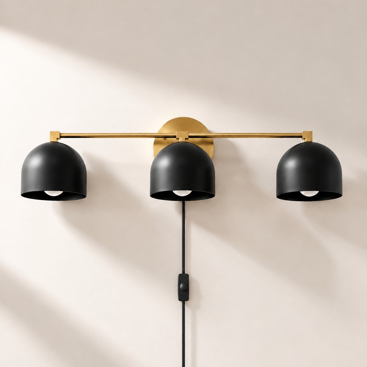 Metio Dome Wandleuchte aus Metall im Mid-Century-Stil mit Stecker