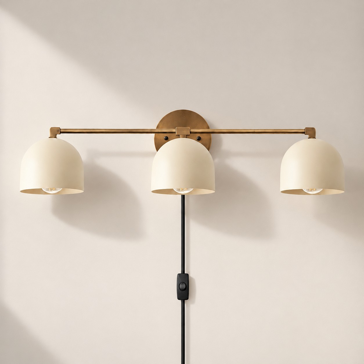 Metio Dome Wandleuchte aus Metall im Mid-Century-Stil mit Stecker