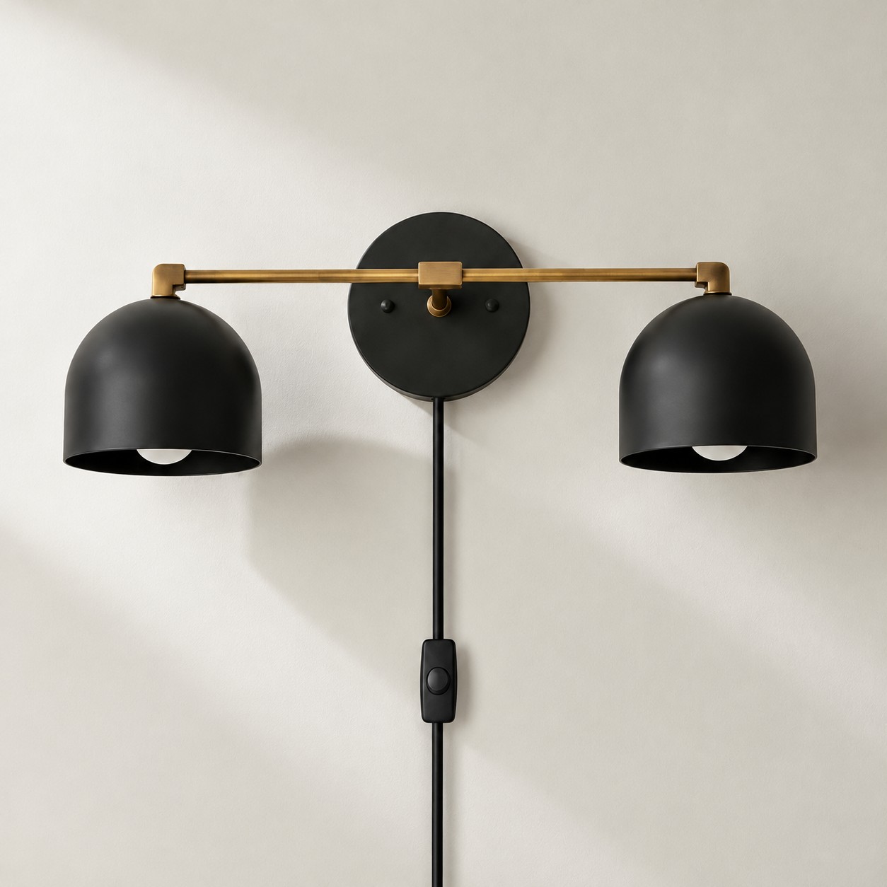 Metio Dome Wandleuchte aus Metall im Mid-Century-Stil mit Stecker