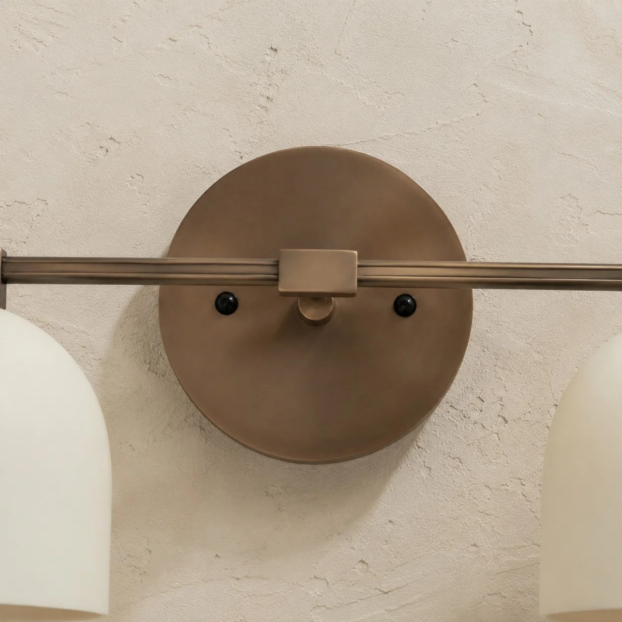 Metio Dome Wandleuchte aus Metall im Mid-Century-Stil mit Stecker
