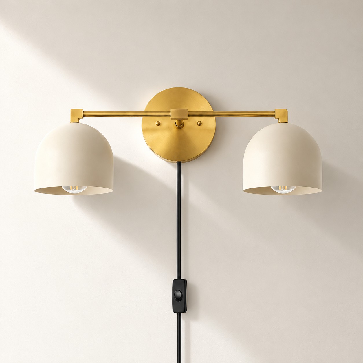 Metio Dome Wandleuchte aus Metall im Mid-Century-Stil mit Stecker