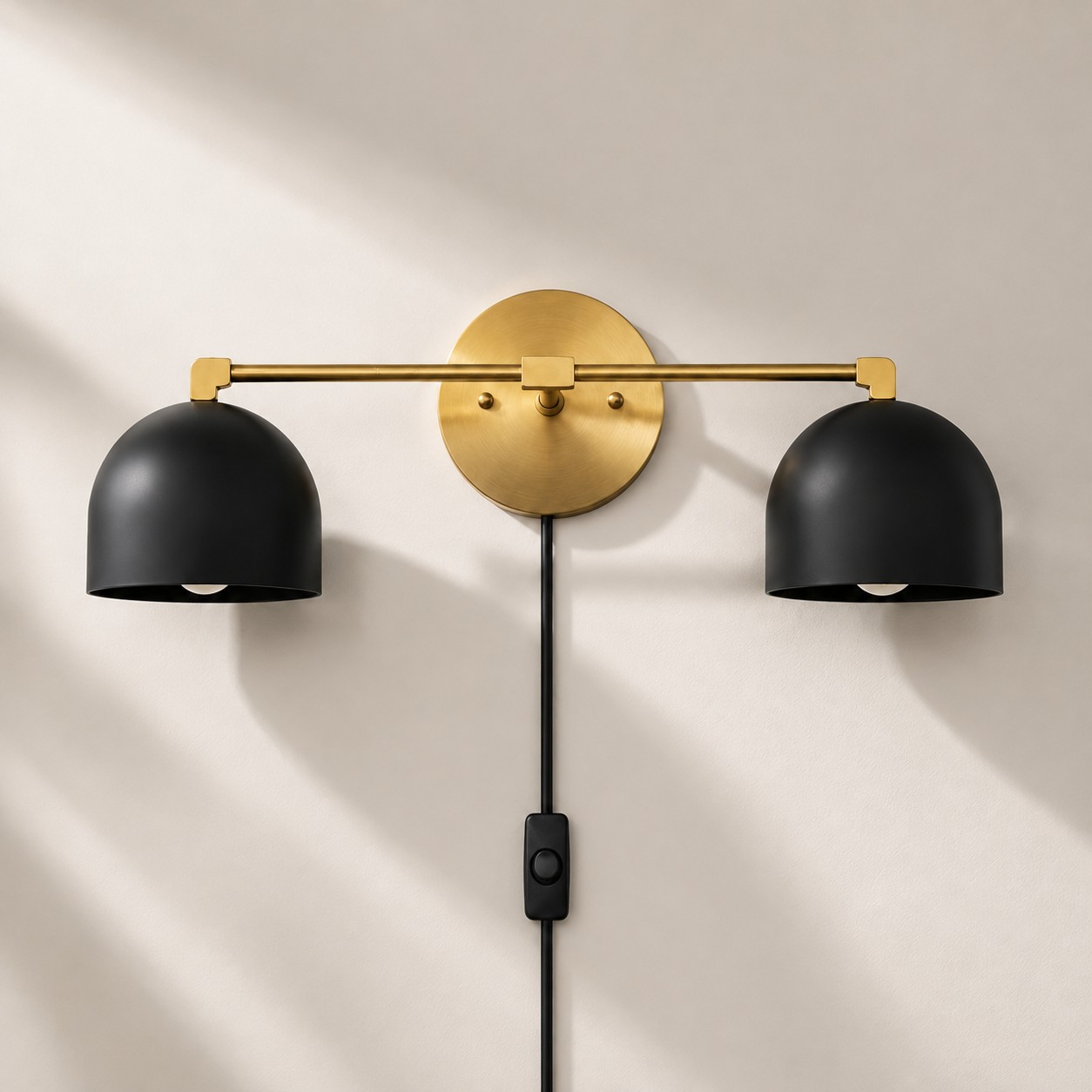 Metio Dome Wandleuchte aus Metall im Mid-Century-Stil mit Stecker