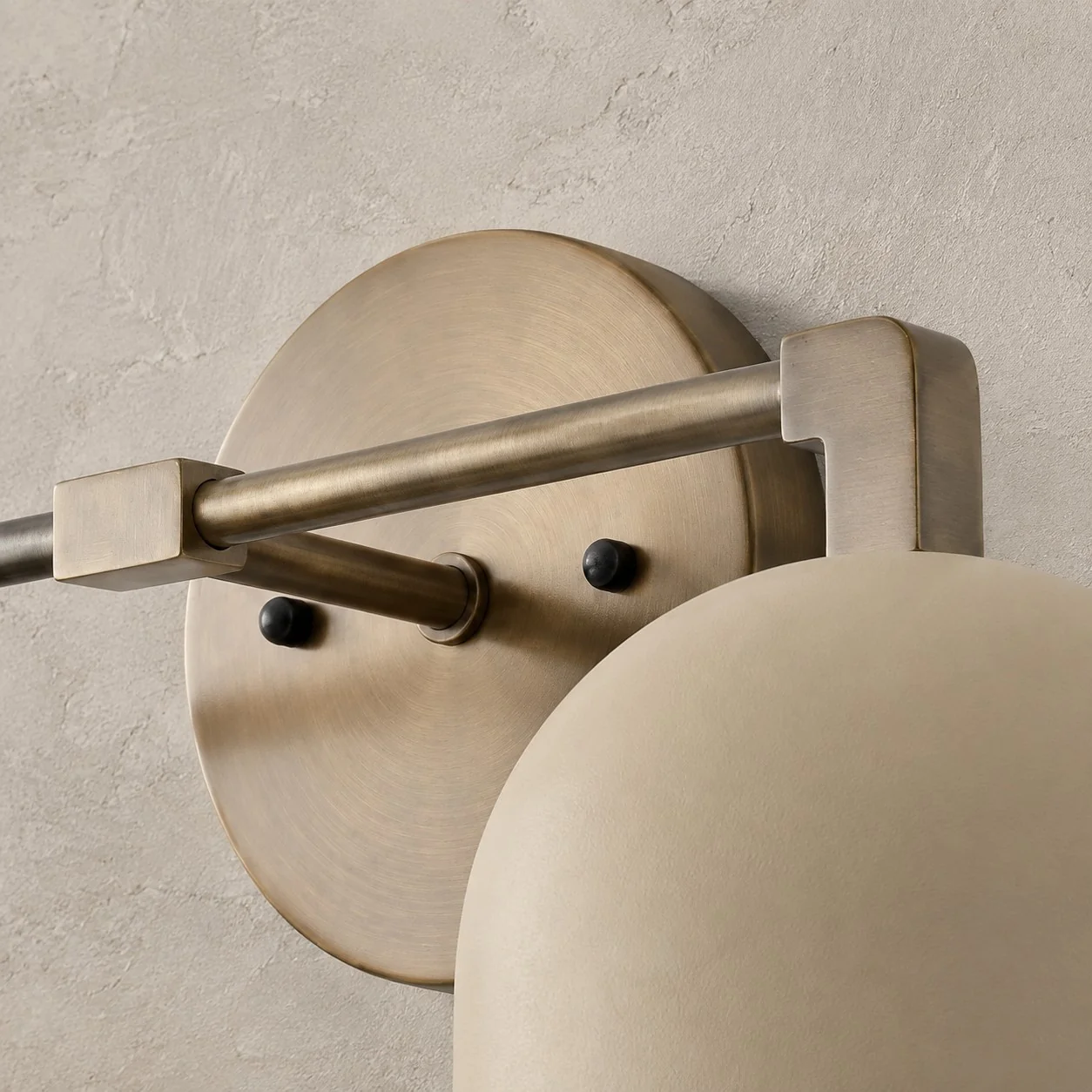 Metio Dome Wandleuchte aus Metall im Mid-Century-Stil mit Stecker