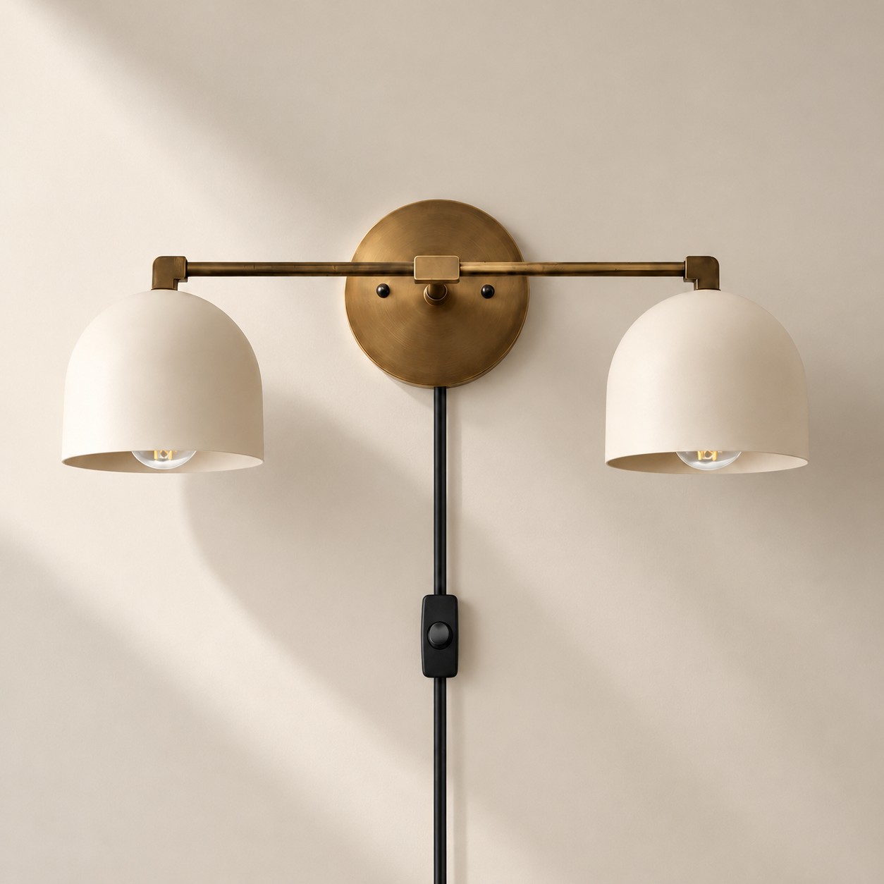 Metio Dome Wandleuchte aus Metall im Mid-Century-Stil mit Stecker