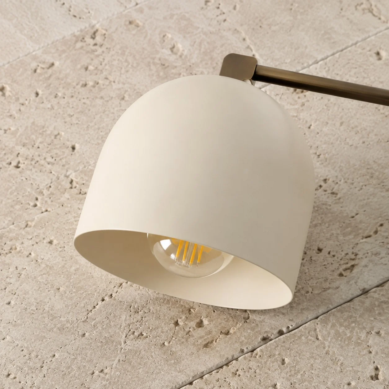 Metio Dome Wandleuchte aus Metall im Mid-Century-Stil mit Stecker