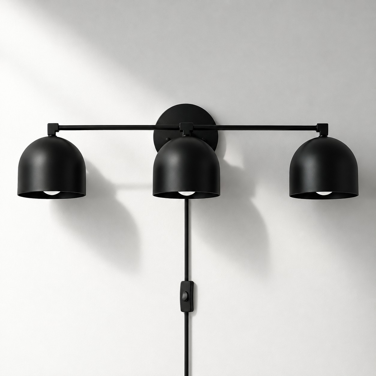 Metio Dome Wandleuchte aus Metall im Mid-Century-Stil mit Stecker