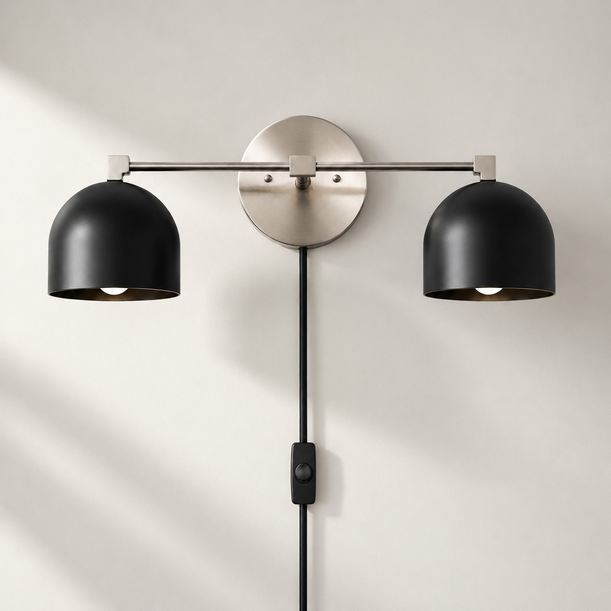 Metio Dome Wandleuchte aus Metall im Mid-Century-Stil mit Stecker