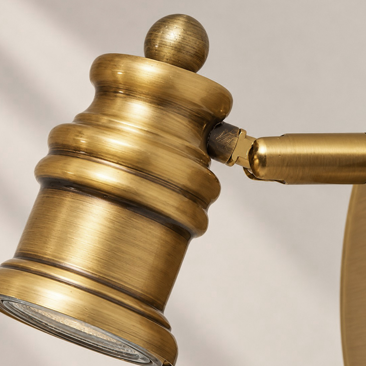 Aurelia Wandleuchte aus geb&uuml;rstetem Messing, verstellbar