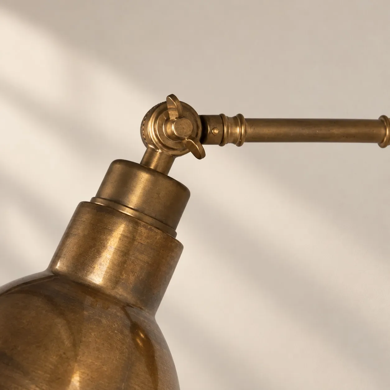 Applique murale r&eacute;glable en laiton industriel