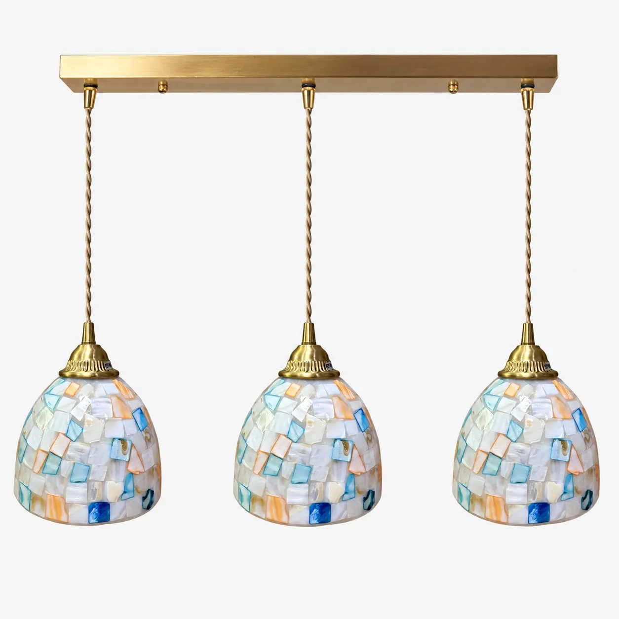 Suspension en verre et coquillage de capiz color&eacute;