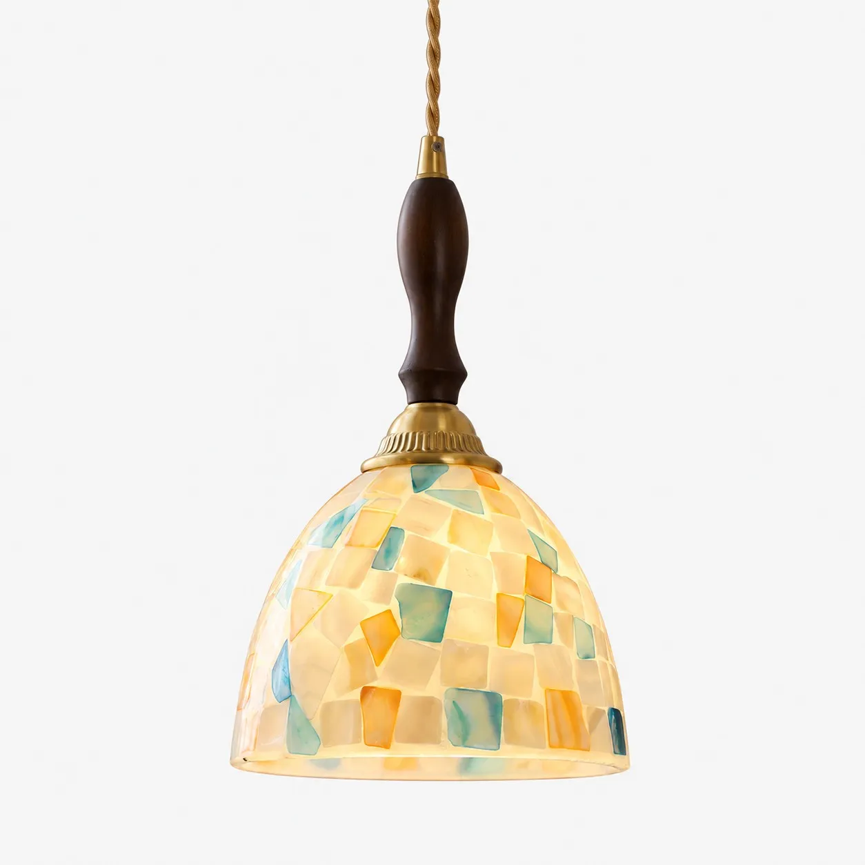 Suspension en verre et coquillage de capiz color&eacute;
