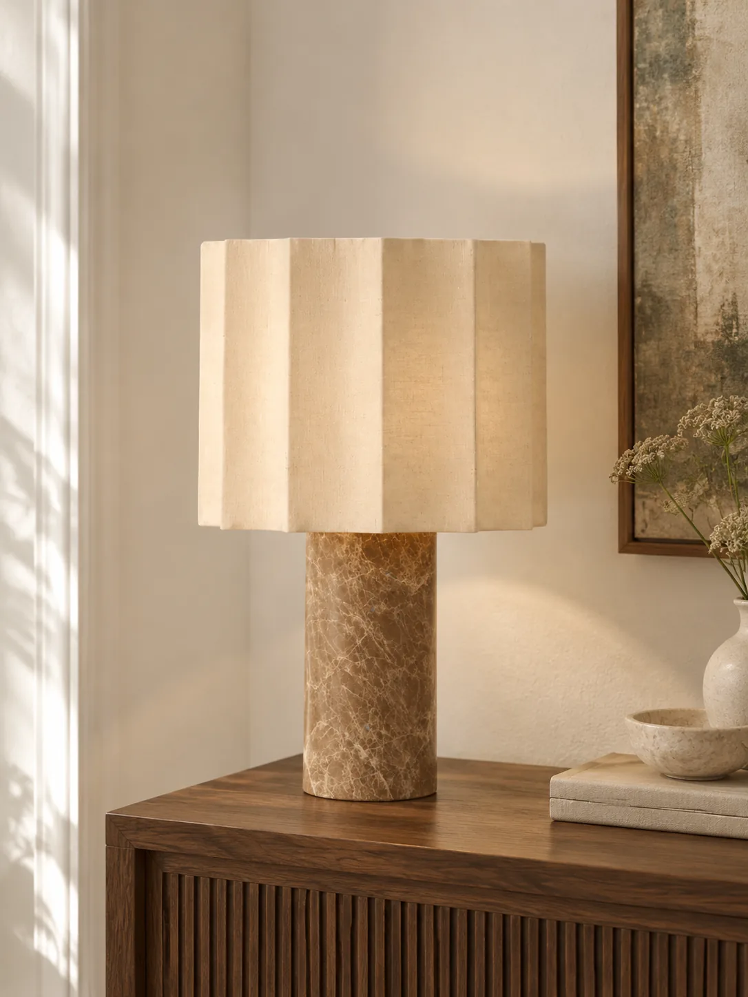 Lampada da tavolo Cavilon con paralume a ventaglio su una consolle in legno