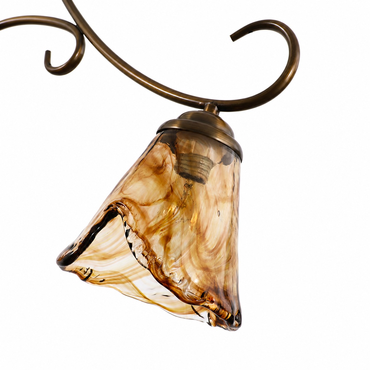 Franse landelijke kroonluchter van messing en amberkleurig glas