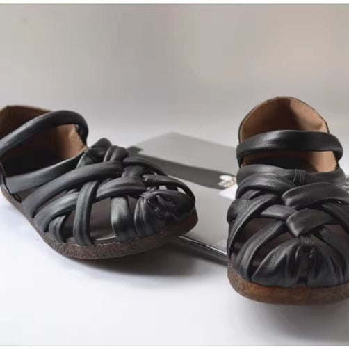 Sandali bassi da donna in pelle intrecciata a mano con velcro
