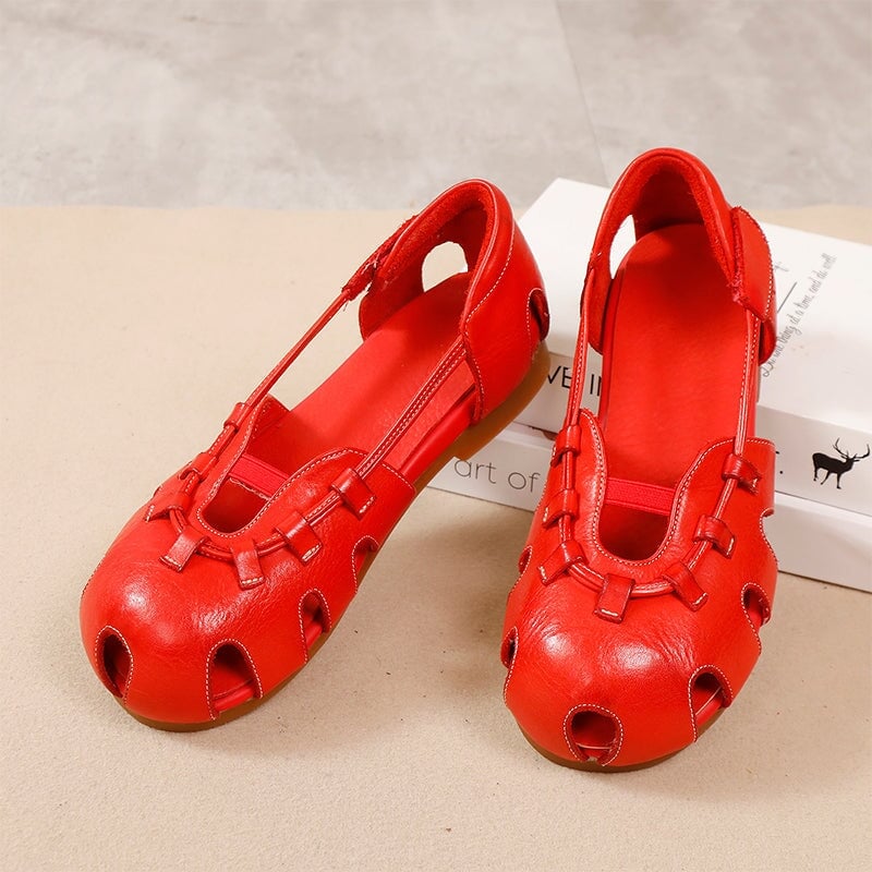 Sandalias de cuero con dise&ntilde;o moderno y transpirable, con punta redonda y aberturas, con cierre de velcro en rojo y negro.