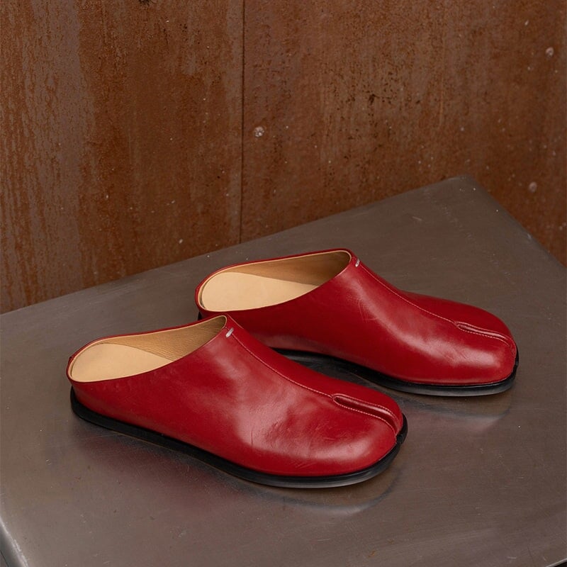 Pantuflas informales de piel con puntera dividida, planas y sin tal&oacute;n, en negro y rojo