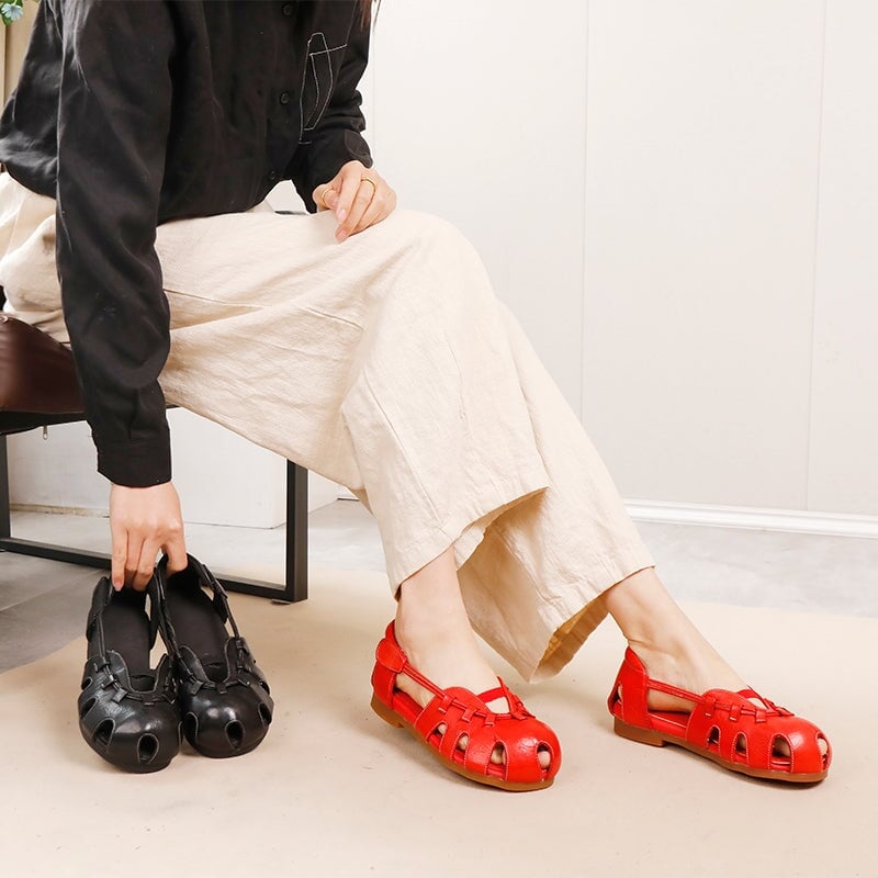 Sandalias de cuero con dise&ntilde;o moderno y transpirable, con punta redonda y aberturas, con cierre de velcro en rojo y negro.