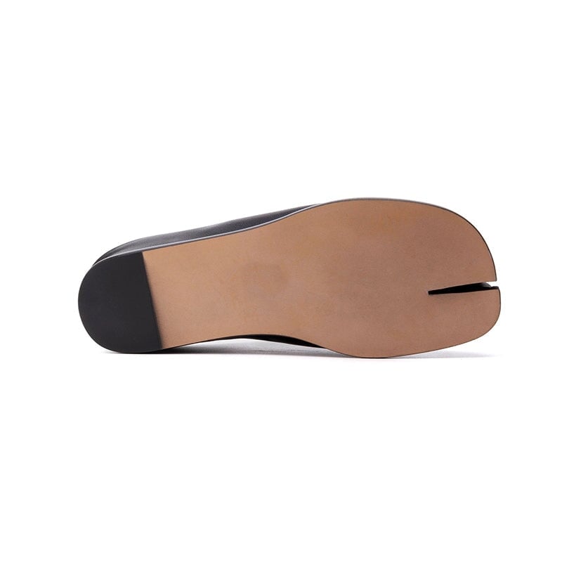 Pantuflas informales de piel con puntera dividida, planas y sin tal&oacute;n, en negro y rojo
