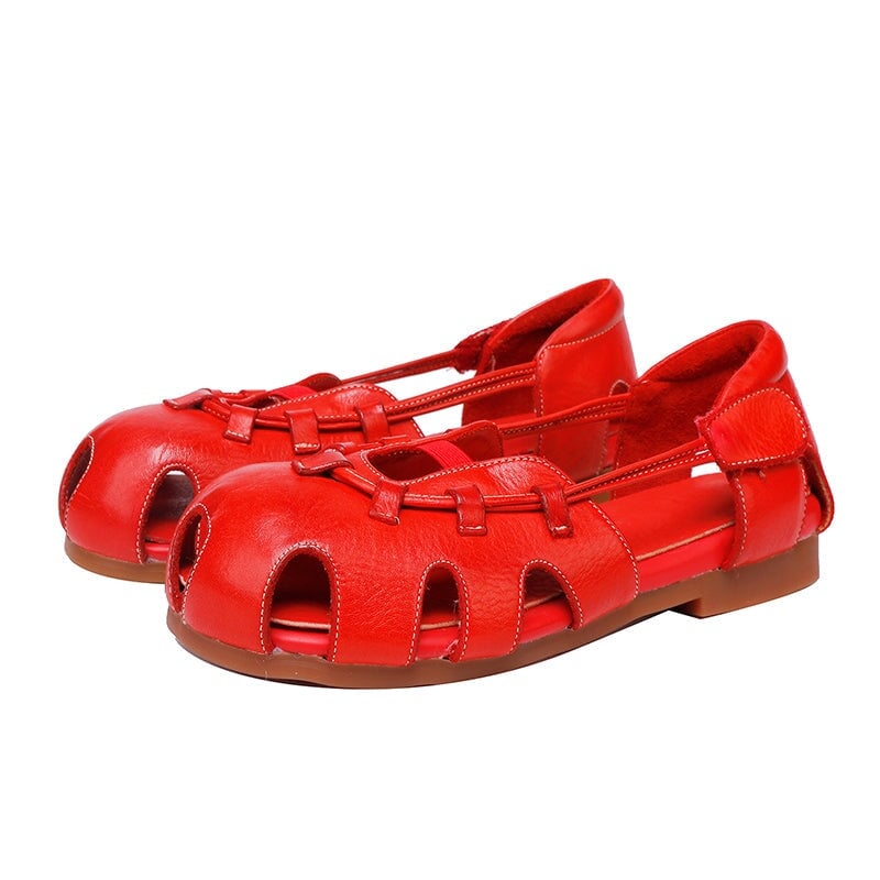 Sandalias de cuero con dise&ntilde;o moderno y transpirable, con punta redonda y aberturas, con cierre de velcro en rojo y negro.