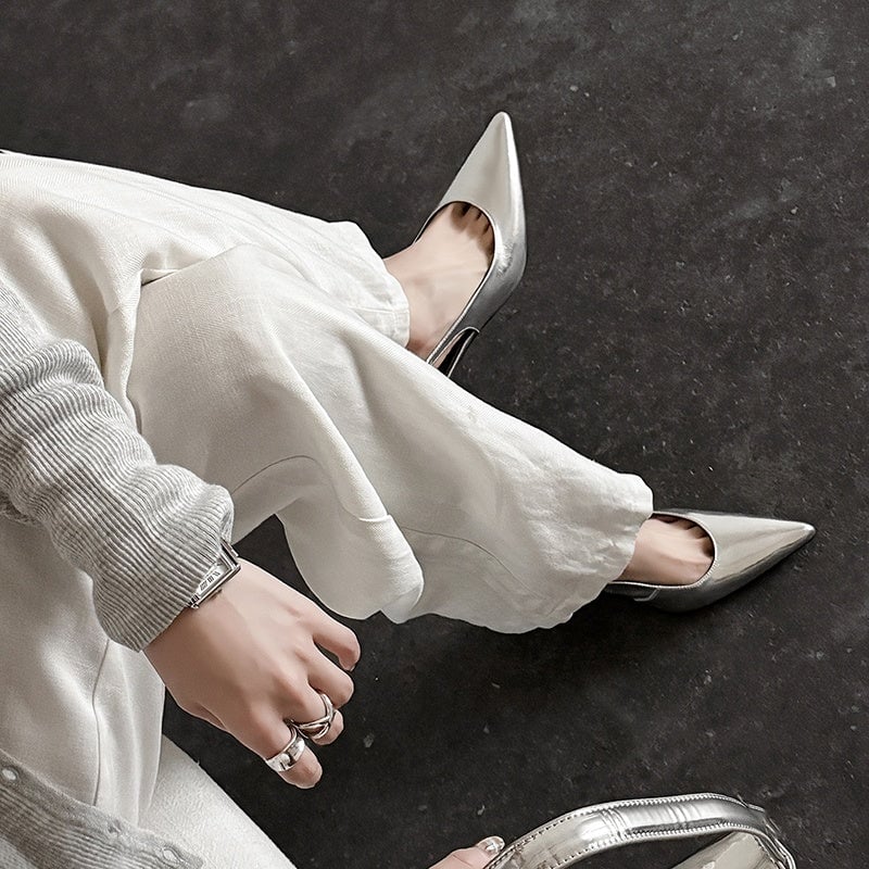 Sandalias elegantes de lujo con punta puntiaguda y pedrer&iacute;a para mujer