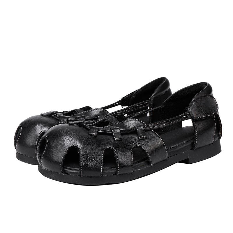Sandalias de cuero con dise&ntilde;o moderno y transpirable, con punta redonda y aberturas, con cierre de velcro en rojo y negro.