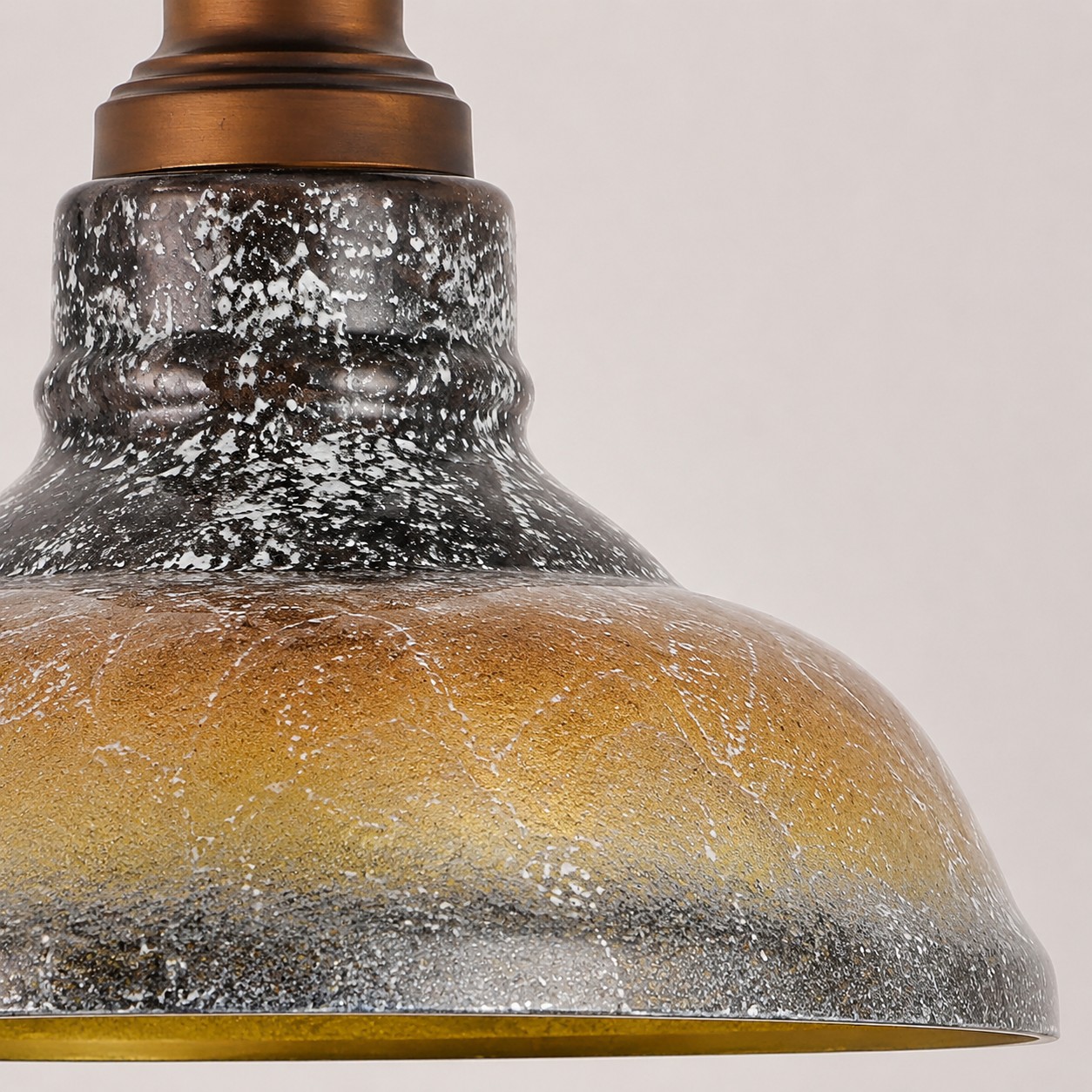 Lampada a sospensione in vetro grigio fum&eacute; e metallo bronzo spazzolato.