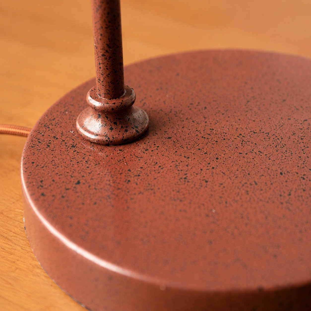 Lampe de table avec abat-jour en rotin tress&eacute; &agrave; la main et structure en m&eacute;tal courb&eacute;