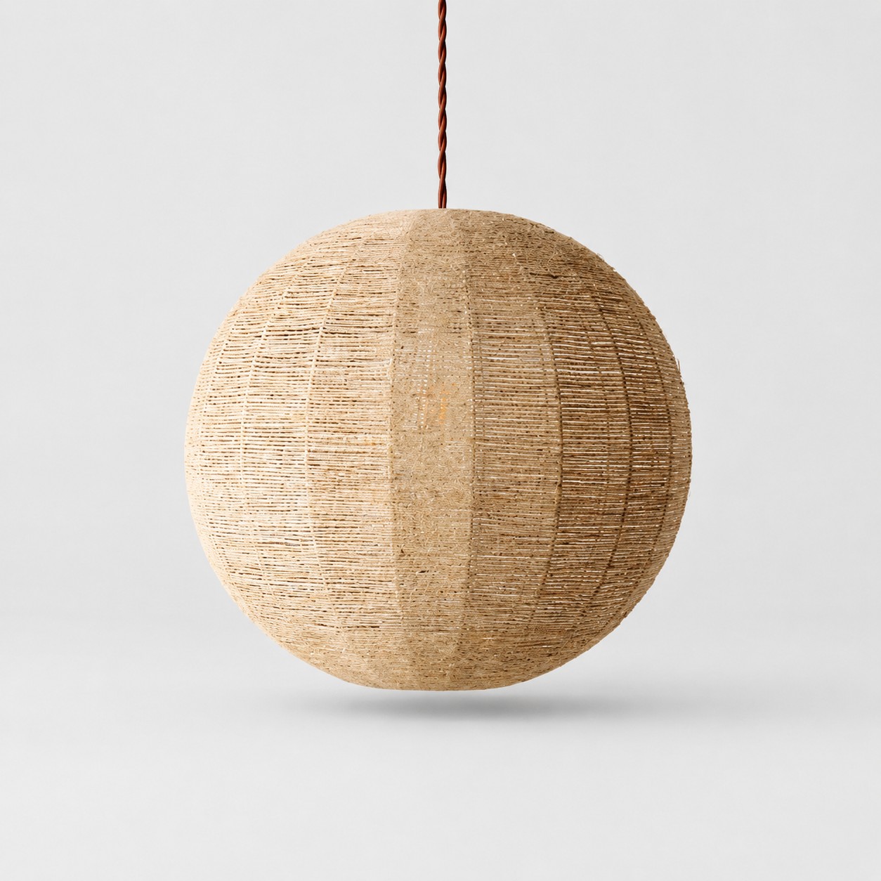 Suspension globe en fibre naturelle tiss&eacute;e &agrave; la main
