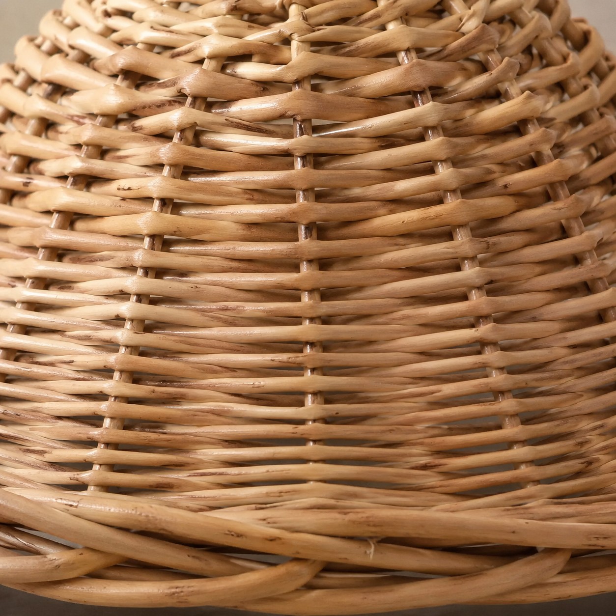Lampe de table avec abat-jour en rotin tress&eacute; &agrave; la main et structure en m&eacute;tal courb&eacute;