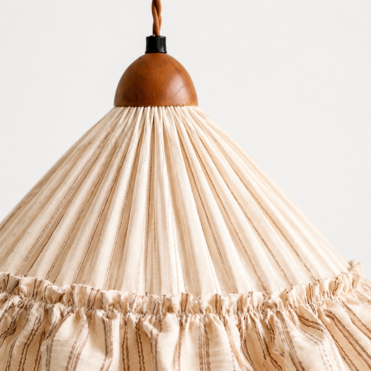 L&aacute;mpara colgante de tela con volantes de estilo campestre franc&eacute;s